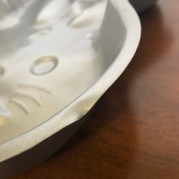 🐰Wilton Bunny cake pan🐰 - Picture 7 of 8